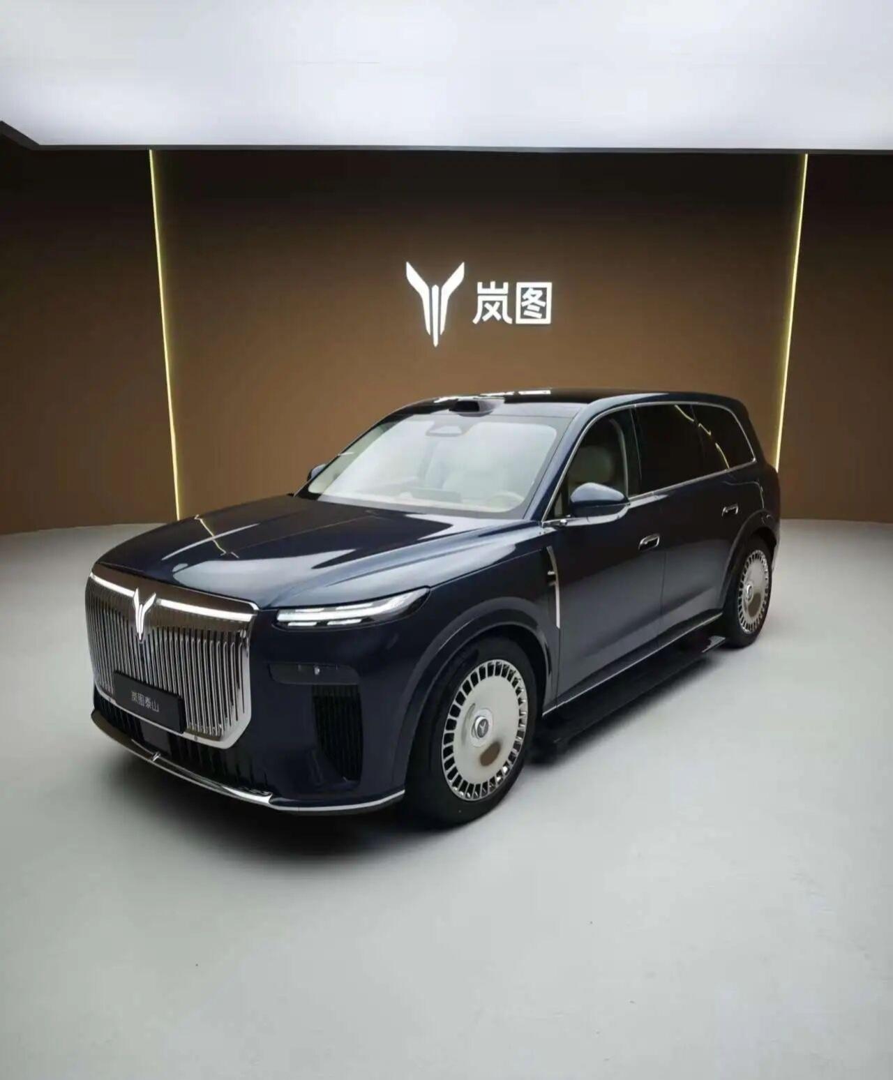 车型定位50万级豪华SUV市场，直接对标问界M9、极氪9X等车型。