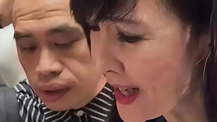 56岁的周慧敏，颈纹比歌词还深镜头怼脸那一刻，弹幕齐刷“女神崩了”