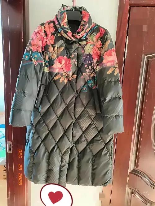 马上快过节了，小姑子花2000多块钱给婆婆买了一件羽绒服。婆婆嫌弃衣服花里胡哨