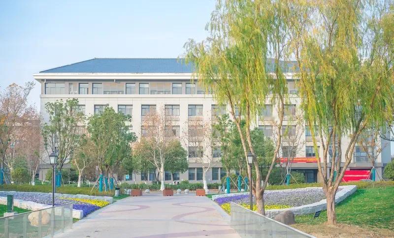 去年秋季学期开学后，学校的刘副校长调到另一所学校当校长了。干了不到一个月，刘校长