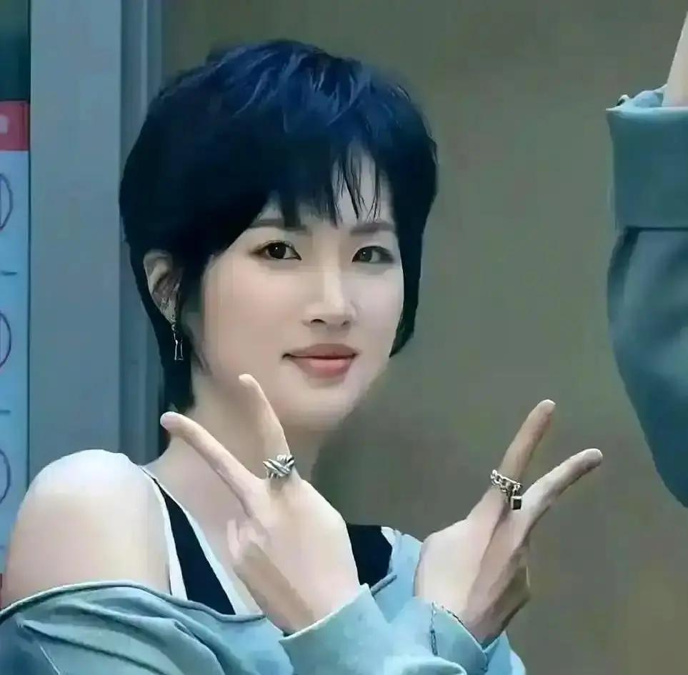 郭京飞在杀青宴上直接点名姚安娜片酬最高，让她买单。现场视频里姚安娜愣了两秒，笑