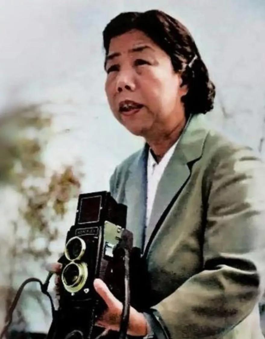 1927年4月，邓颖超在广州产下一子，由于这个孩子生下来体重太大，有10磅重，超