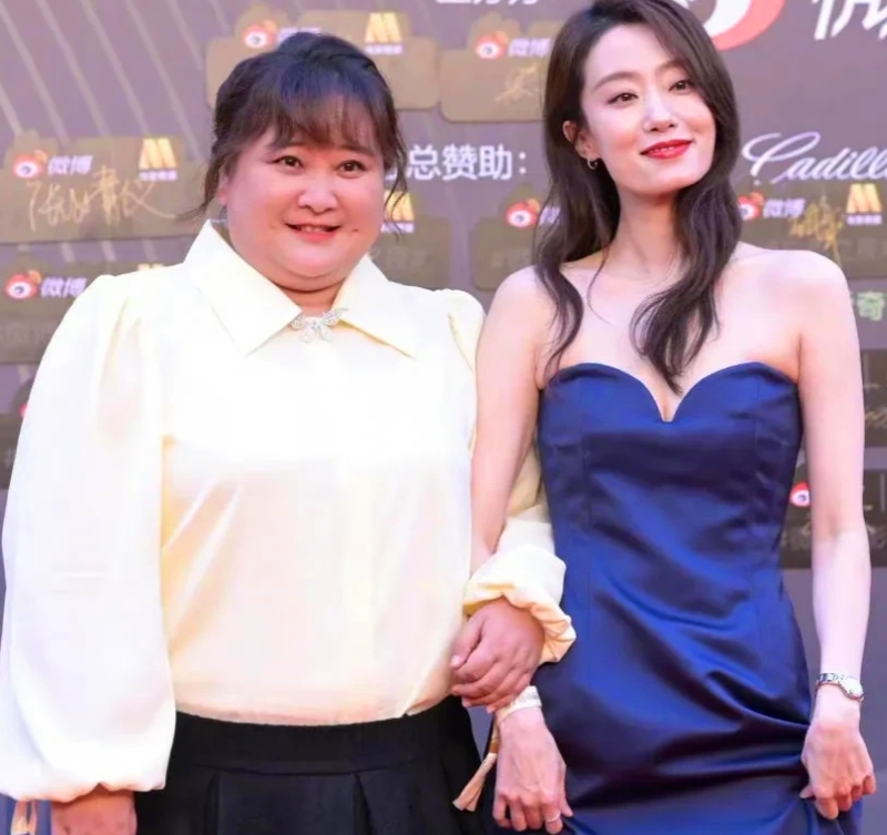 大一寒假，贾玲打工挣了500元，给父母各买了一件皮衣，父亲满心欢喜，母亲嫌绿色不