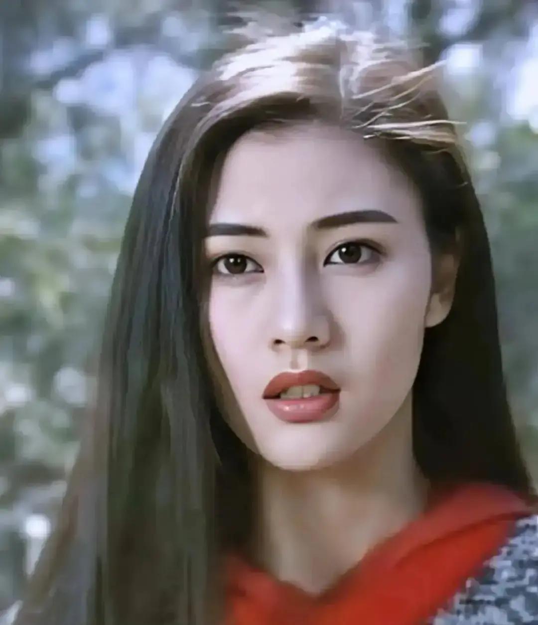 2003年，香港中环，咖啡香里，李嘉欣只用了15分钟，就撕掉了千万代言合同。不