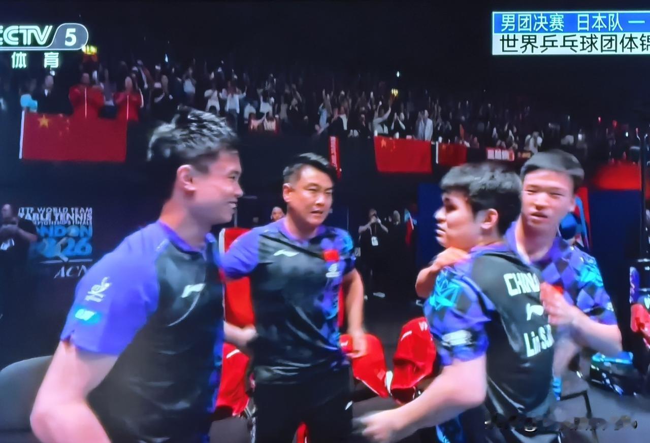 三个没上场的围着一个“委屈的”小石头，这画面充满故事。王皓:比赛中对小石头绷脸