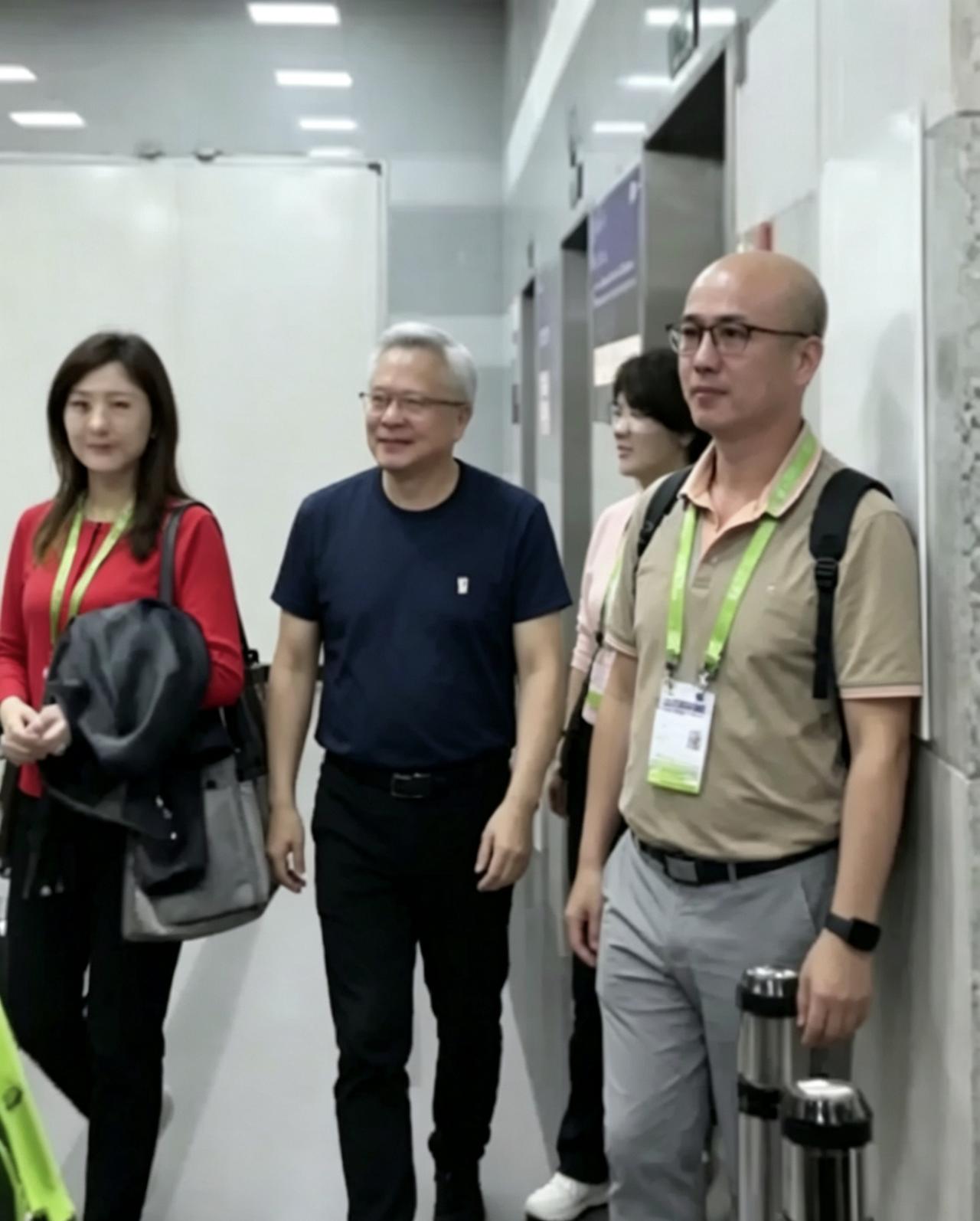 今天看到英伟达CEO黄仁勋女助理的照片，直接打破了我对“顶配秘书”的刻板印象。