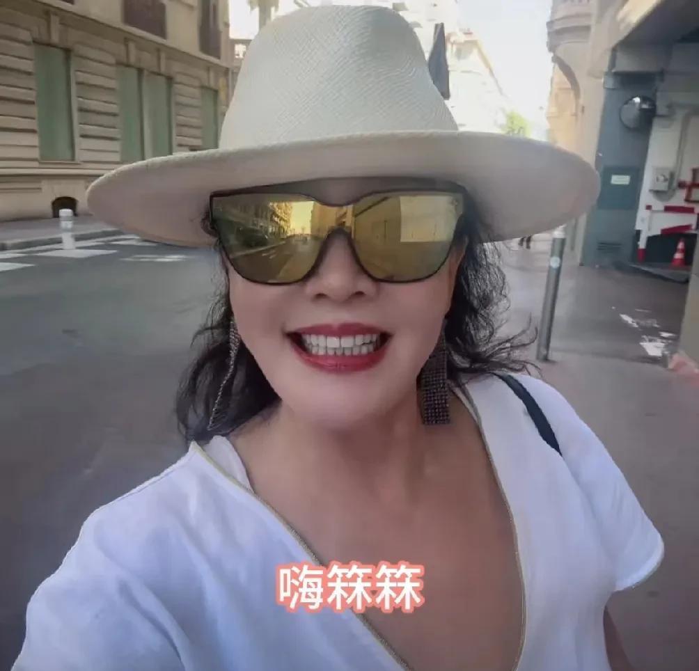 张兰人在法国，心系孙儿，隔空喊话小霖霖，教导霖霖，给霖霖讲乌鸦叨肉的故事，意指霖