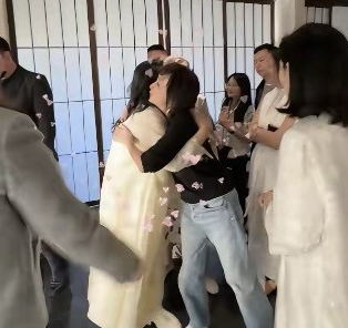 马筱梅带儿子从台北回北京可婆婆张兰这次出奇地安静，网上一点动静都没有。另一边