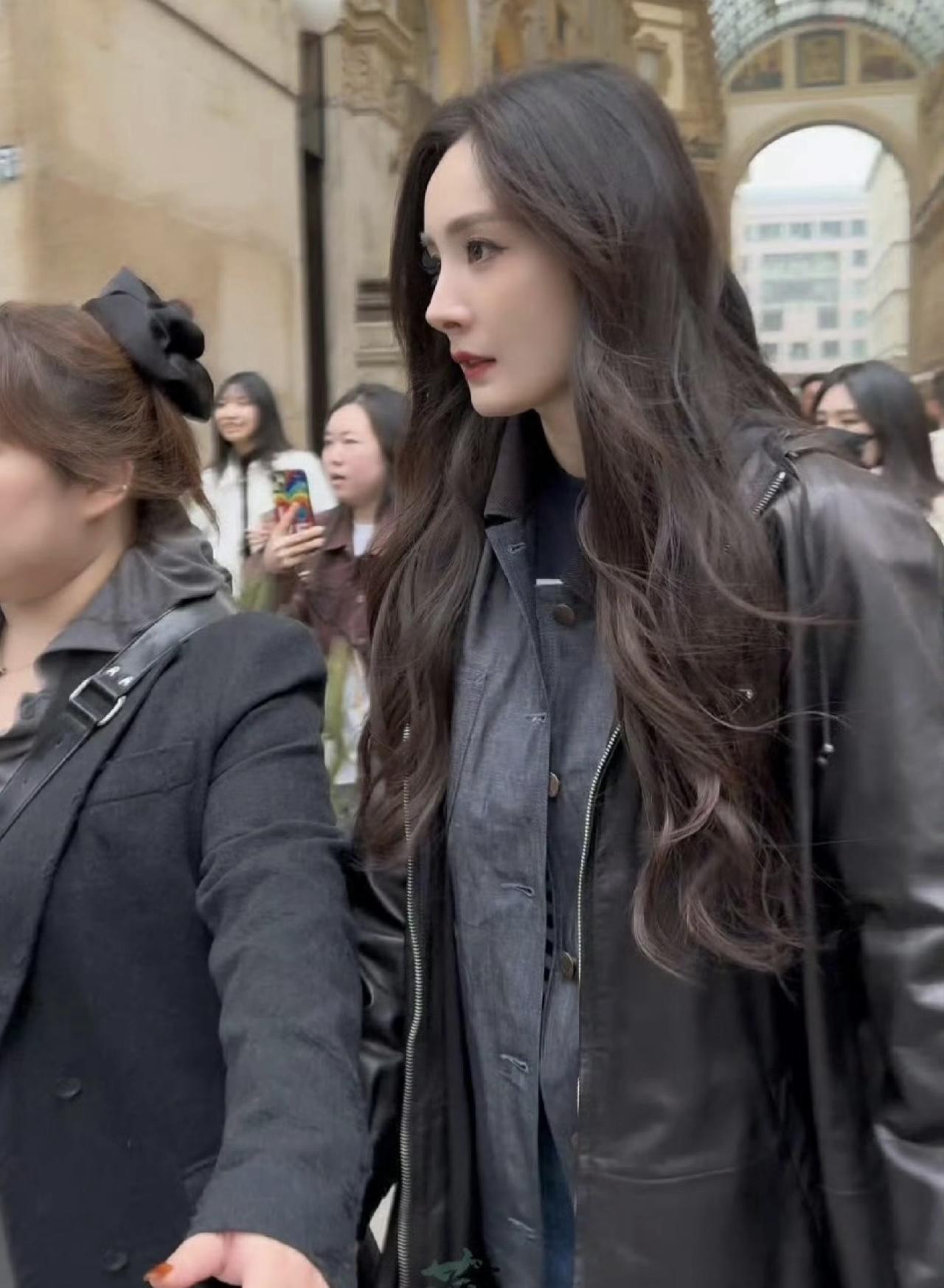 近日，有网友在米兰偶遇杨幂，她身穿黑色皮大衣，牛仔裤配黑色大头鞋，如行走在闹市的