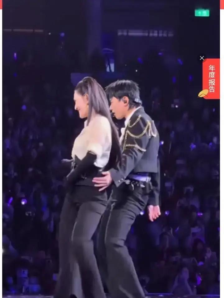 喇叭裤把谢娜穿成五五分镜头扫过去，腰胯突然变宽，腿直接短一截。问题出在裆线