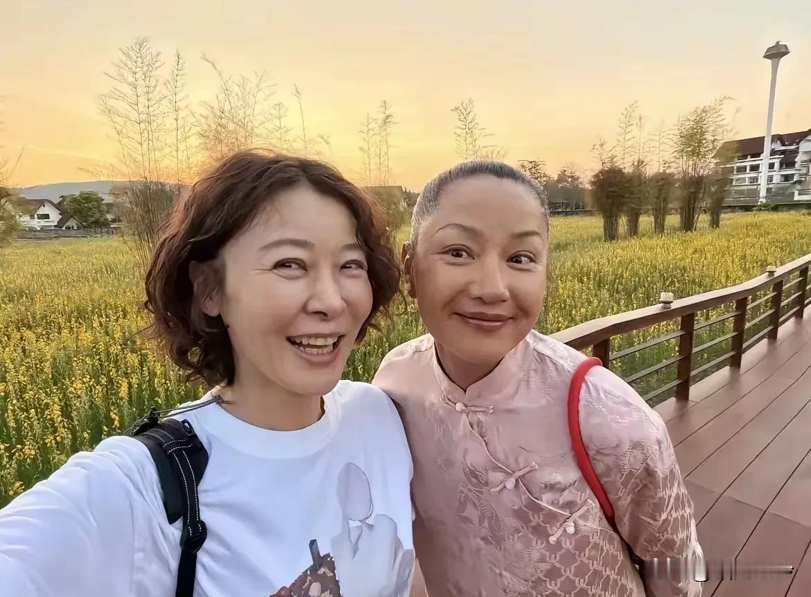 春节瞿颖和柯蓝在泰国清迈度假的合照流出，网友都炸锅了。照片里瞿颖梳着大背头，头发