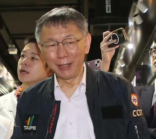 柯文哲听判17年，先是凝重，后是微笑。下午2点半，柯文哲抵达台北地院。门口大