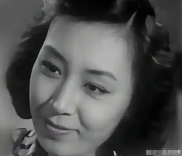 北京电影制片厂的当家女星，建国后首批红遍全国的老牌影人，78岁那年竟被亲生儿子活
