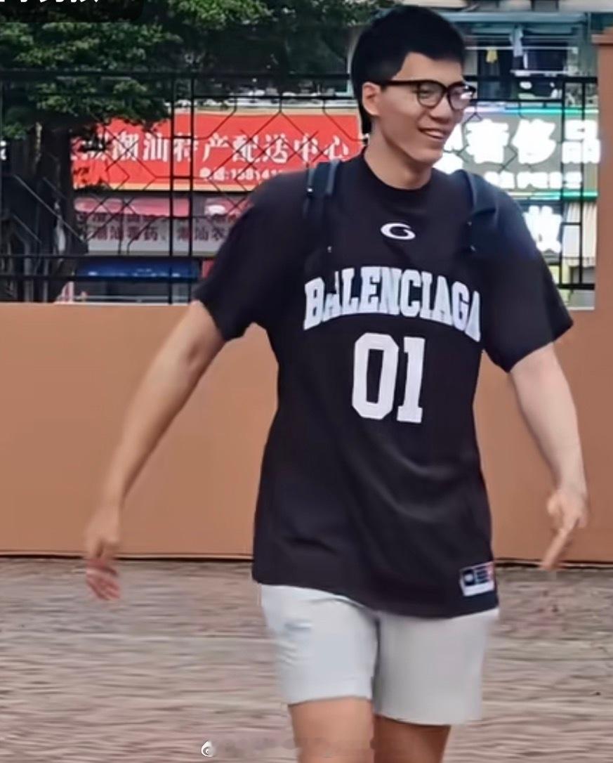 这有点意思，之前因个人情况离队的焦泊乔已经回归广东宏远，根据网友拍摄的视频来看他