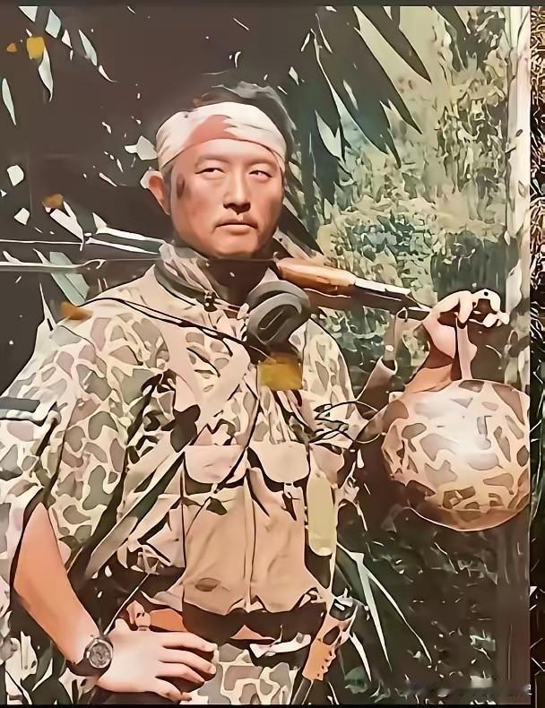 1984年，李保民带队趴了120个小时。站起来时，腿没知觉了。身后23个兵，