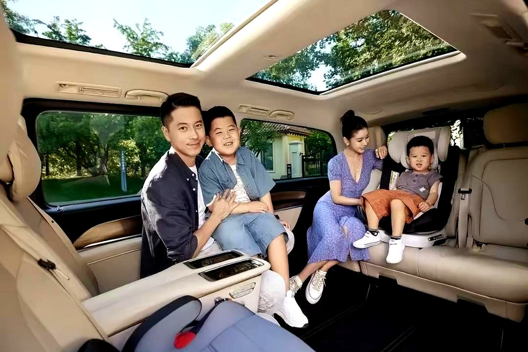 演员李小萌掌管财政大权，王雷买牛仔裤要批准？这消息一出，网友炸了锅。有人说王雷“