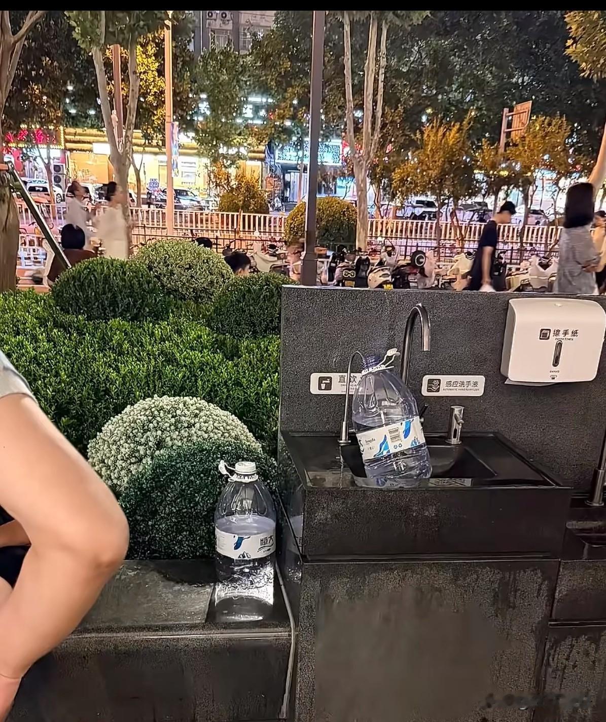 胖东来直饮水机遭人拎大桶“批量取水”，店员佛系回应，网友为此吵成两大派7月2