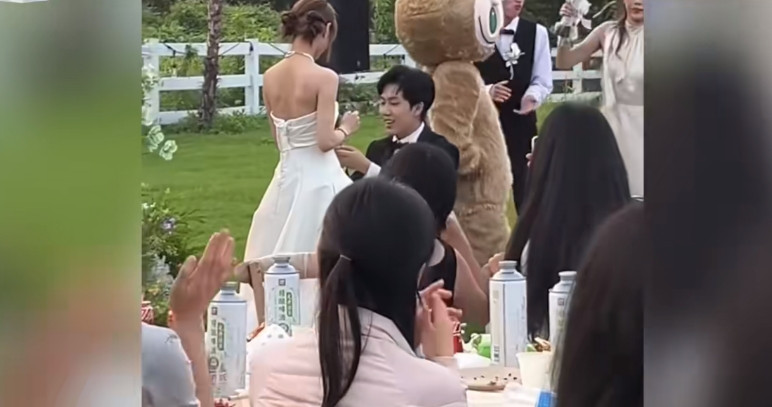 “电视剧都不敢这么演！”6月26日，江苏苏州，一对恋爱了7年的情侣恰好赶上毕业，