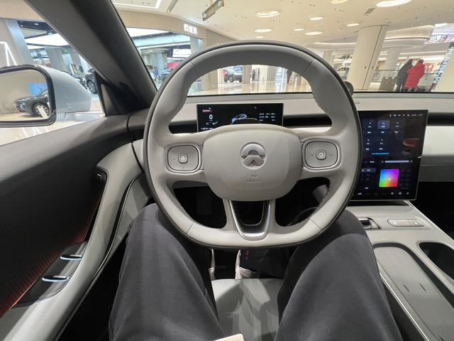 蔚来的地台有点逆天都说蔚来地台高，没想到这么高。后排，后备箱也都不大