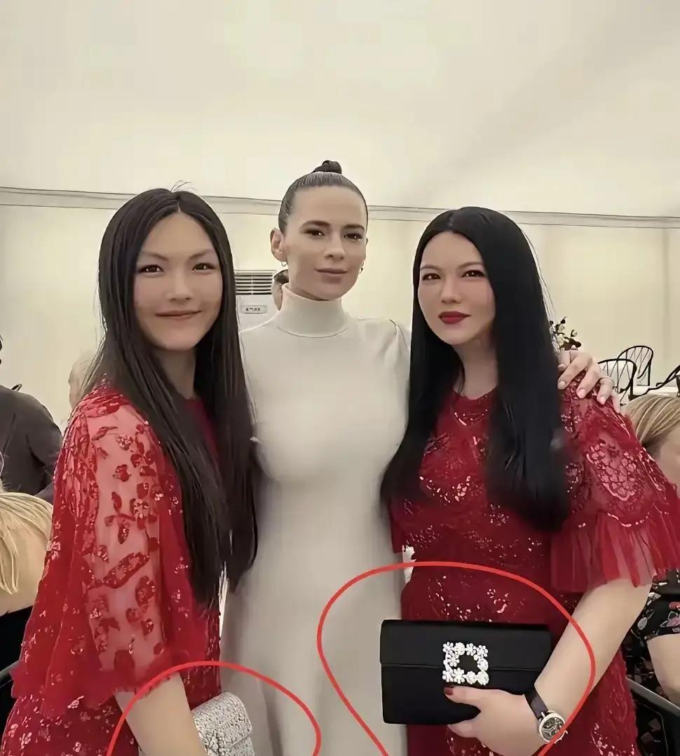 李湘晒母女合影，俩包明晃晃对着镜头，logo大得晃眼。网友扒出那俩包加起来三十