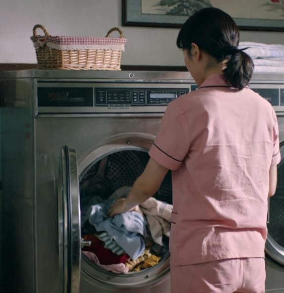 我的天！洗衣机里丢个塑料袋，油污居然自动跑光了？我跟你们说啊，昨天晾衣服的时