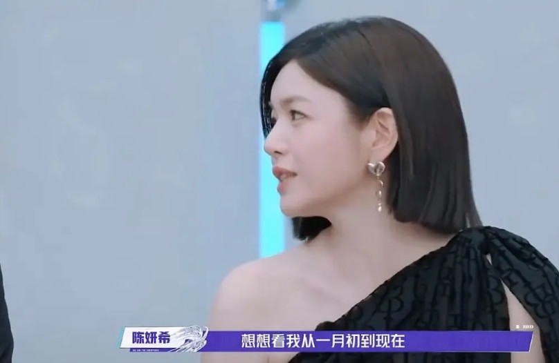 陈妍希离婚后沉迷于打“王者荣耀。”陈妍希说“我从1月份开始到现在已经玩了两千
