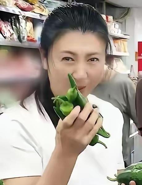 闫学晶一句话，把全国9亿城镇居民“开除”人籍了。她说儿子年入三四十万算“低收入