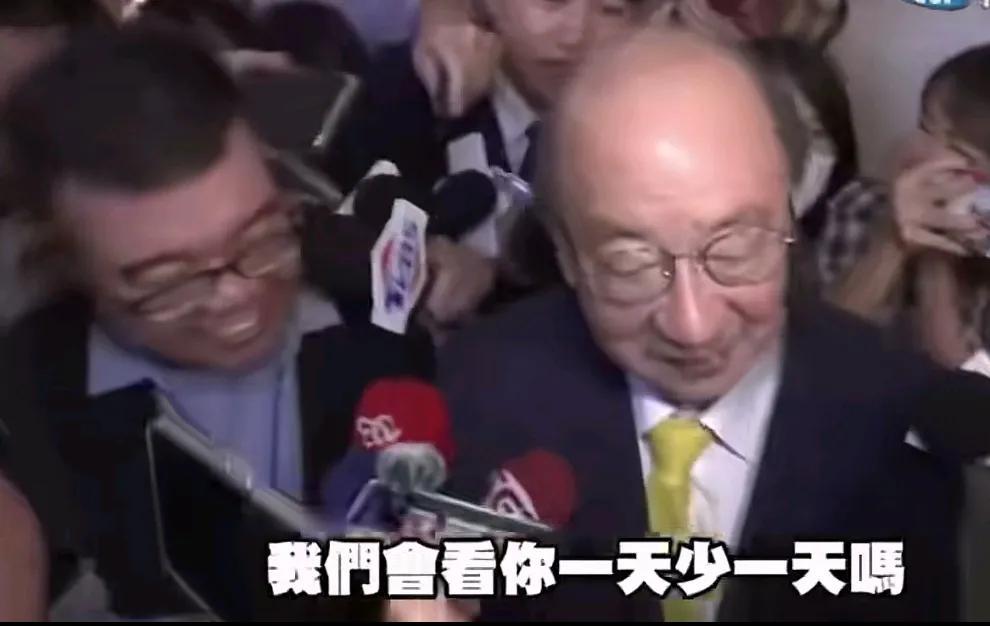 台记者的提问相当犀利，句句都带着“送命”的意味。习惯了在立法院颐指气使的老柯，