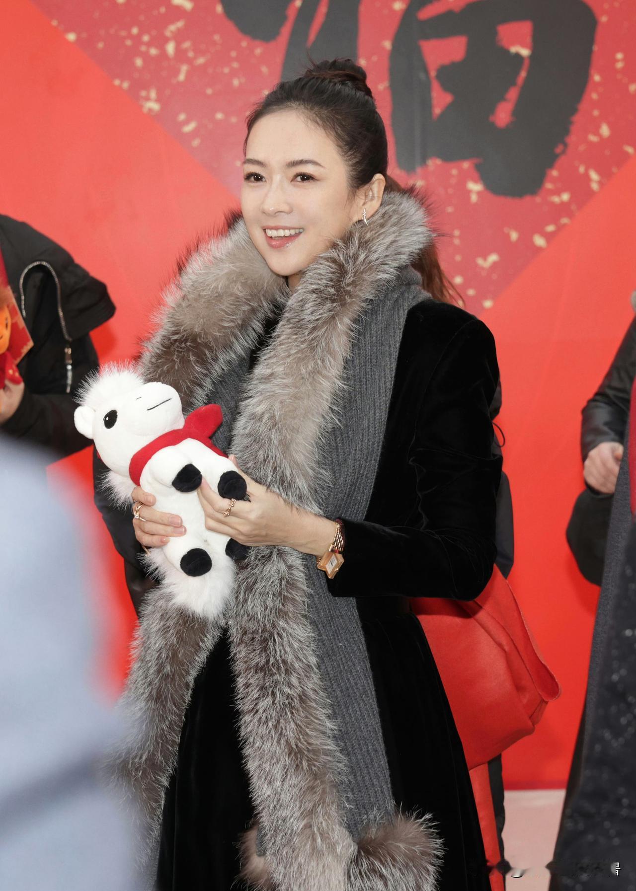 章子怡，体制内姐感十足！1月27日，章子怡参加百花迎春晚会，气质这块直接封神