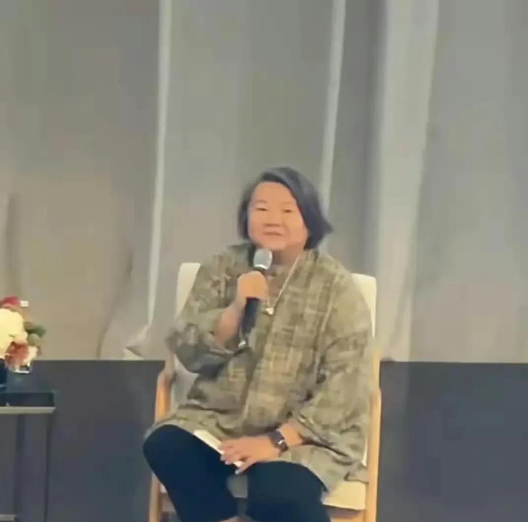 深圳爱马仕展现场惊现“女王”！洪晃全英文控场稳到离谱，举手投足全是大女主范儿！当