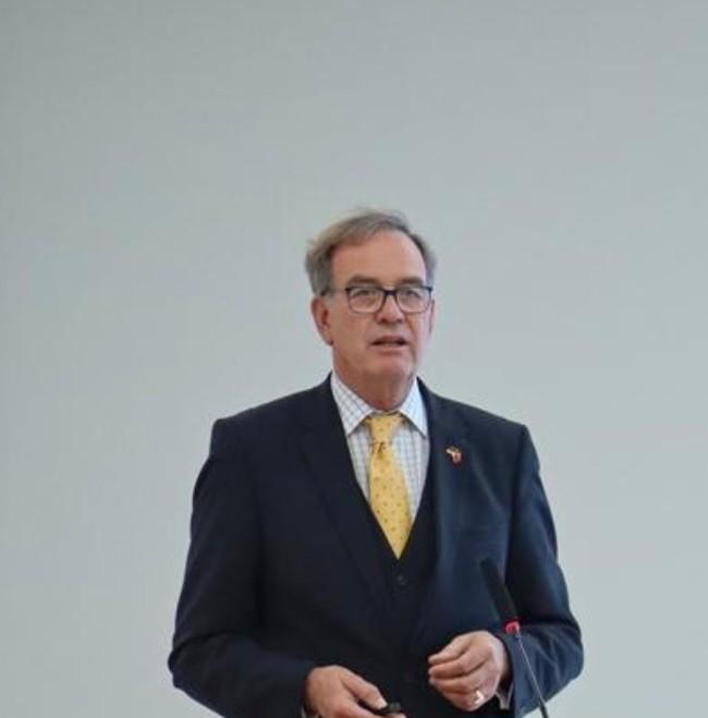 德国教授把话挑明了：美国不是不想打，是发现自己连“板砖”都快递不动了最近有个