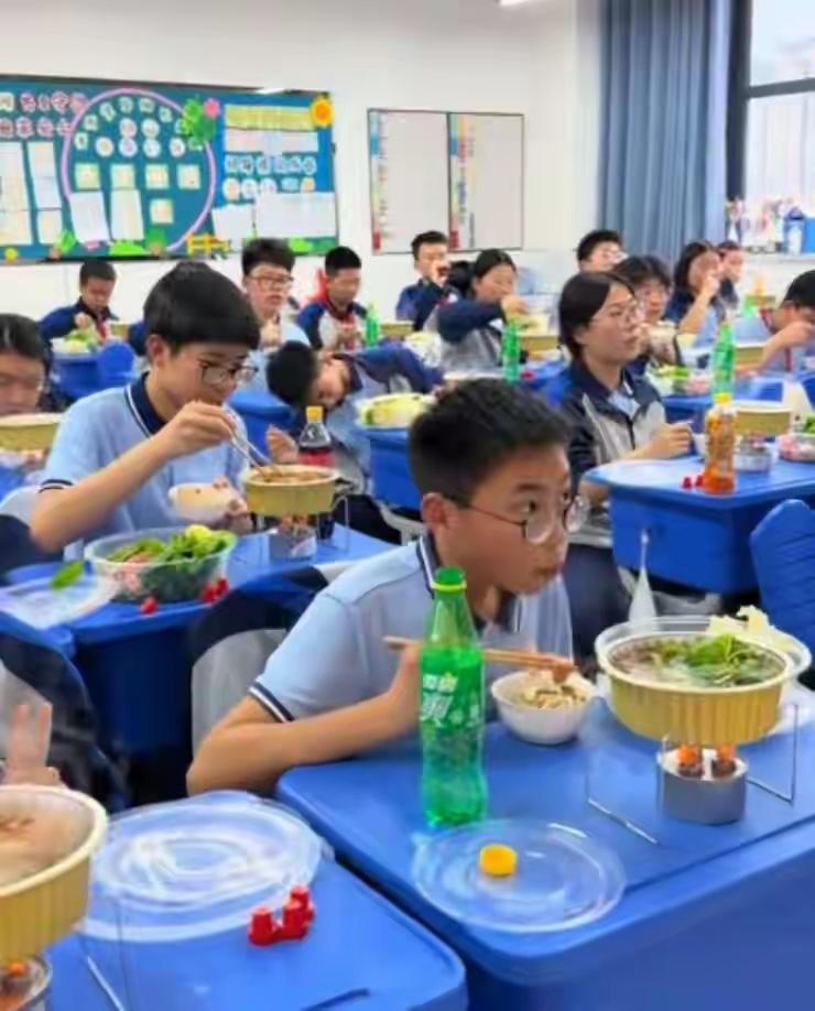 “严重违规，立即停止！”人民日报都点赞的教室火锅，遭家长疯狂举报！新学期超给力