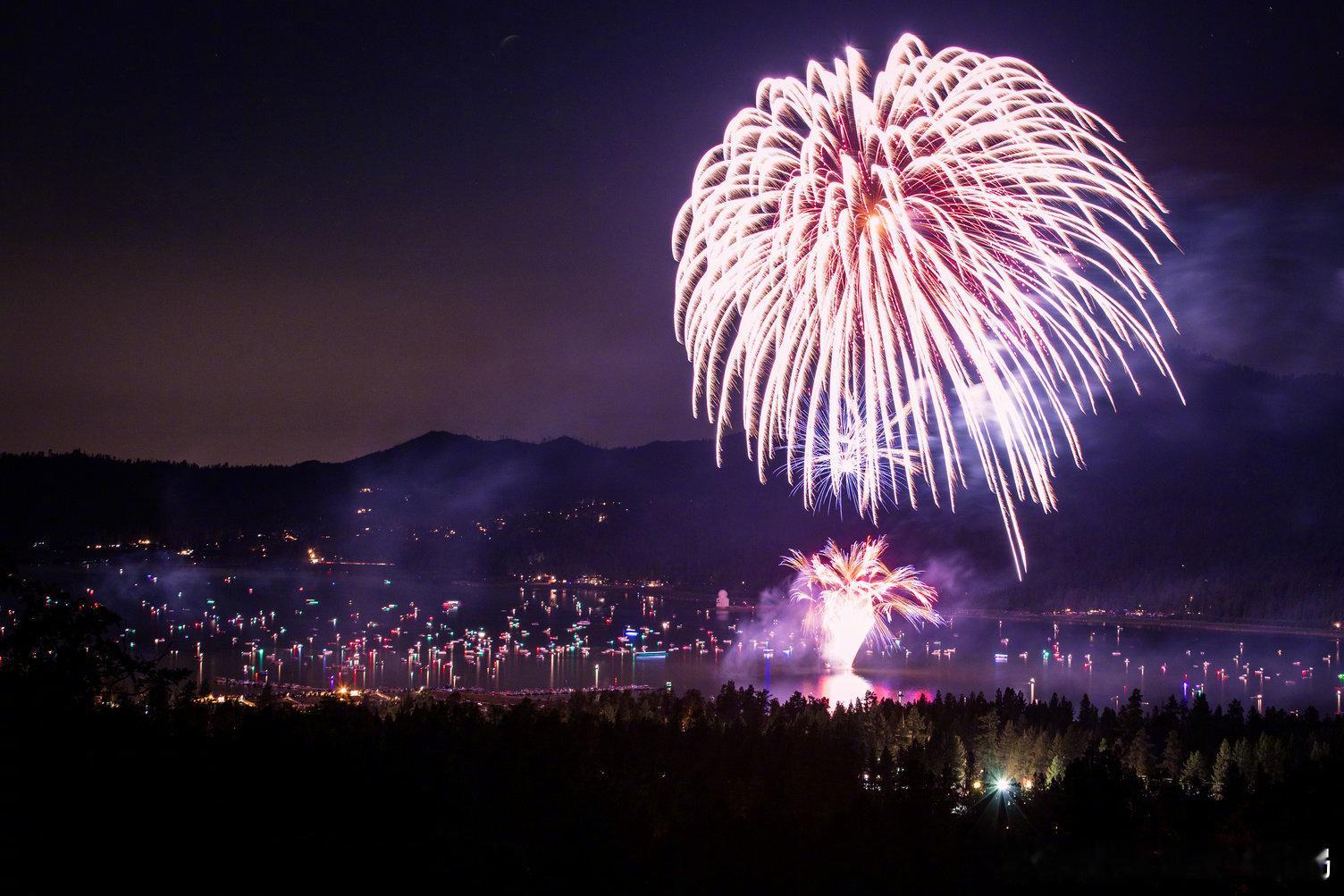 【这里是美国】很快又要年末了，是该盘点一下这些绝美的跨年烟火秀，错过又得等一年！