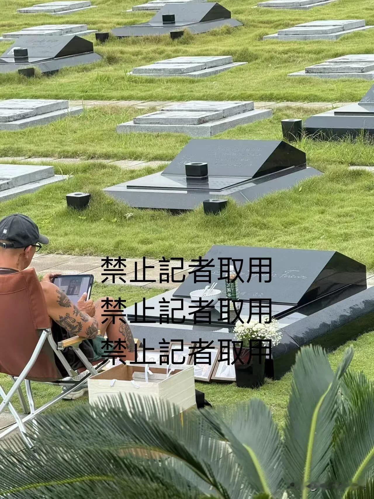 连手中的相片也拿着大S现在都知道具俊晔每天都在墓园陪着大S了，无惧夏日炎热，