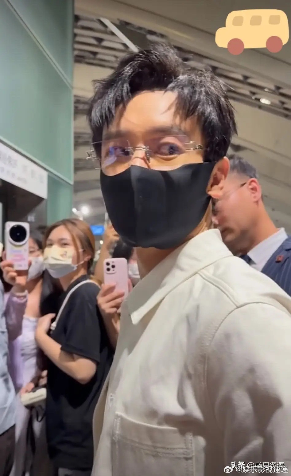 7月26日，黄晓明现身机场，网友纷纷举起手机，一位网友远远就开始拍摄，还小声嘀咕