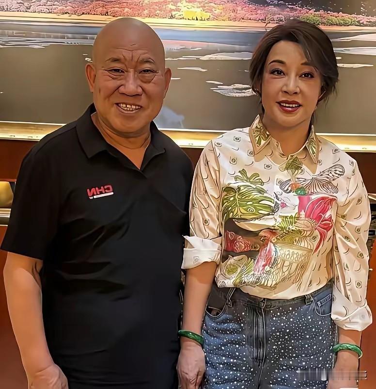 杜旭东和刘晓庆难得的同框照片，氛围感十足。一位荧幕上经典反派扮演者，一位是家喻