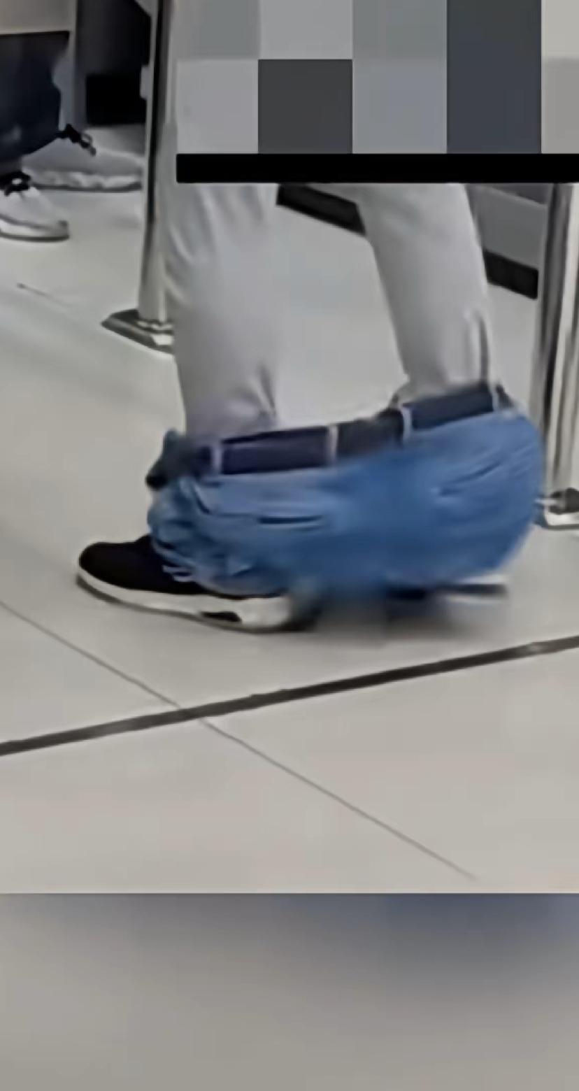 11月9日安徽某超市，一位老人经过安检时报警器响了。工作人员让他脱衣服检查，老人