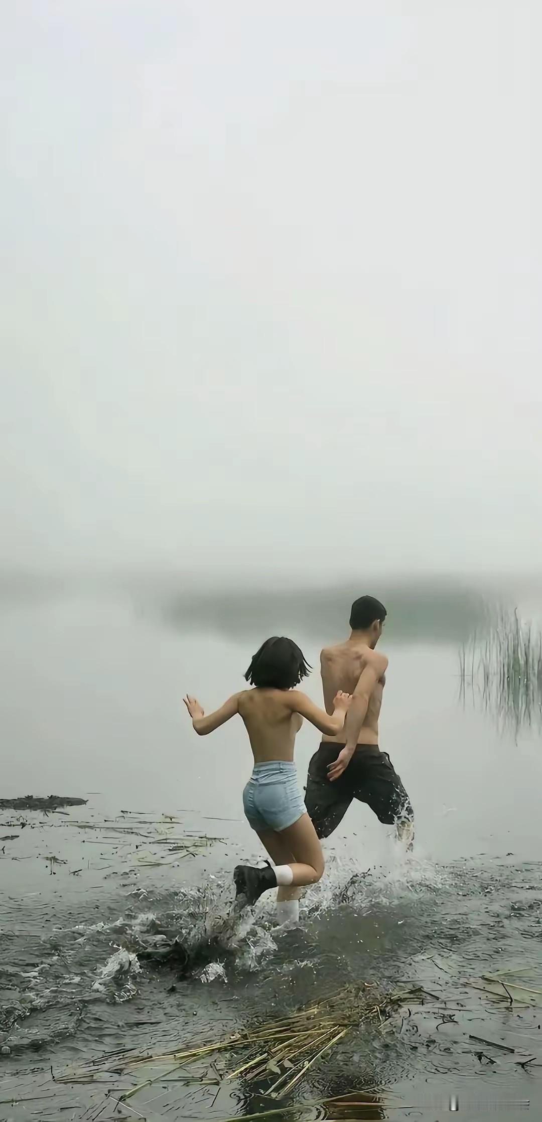 情侣二人在山水间自由自在地漫步，简直太浪漫了。就像冬日里和伴侣踩着落叶，听风声擦