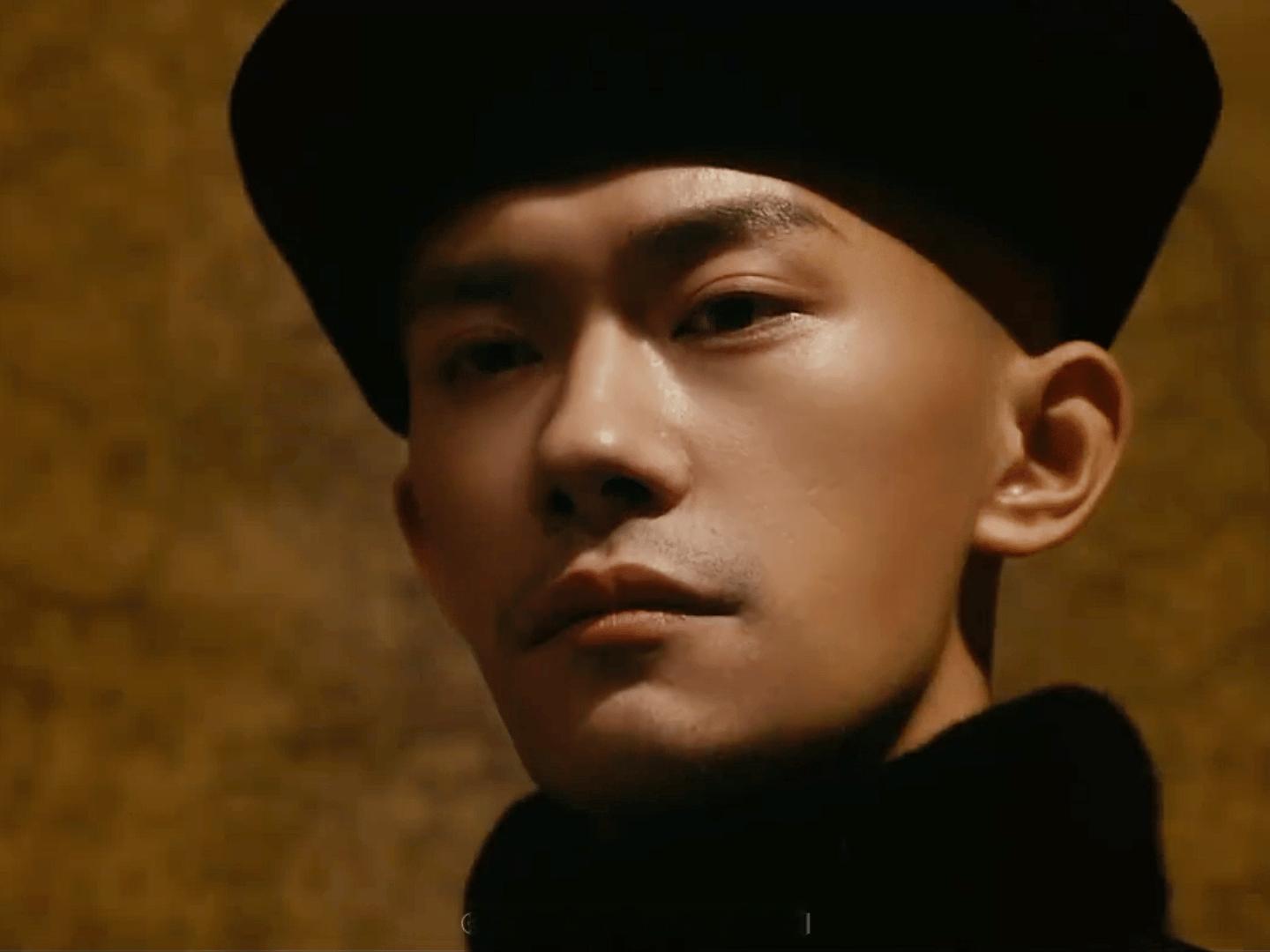 他演康熙蛮适合的，别再演怪物了，吓使人了，才25岁演点阳光的角色吧，这么年轻在荧