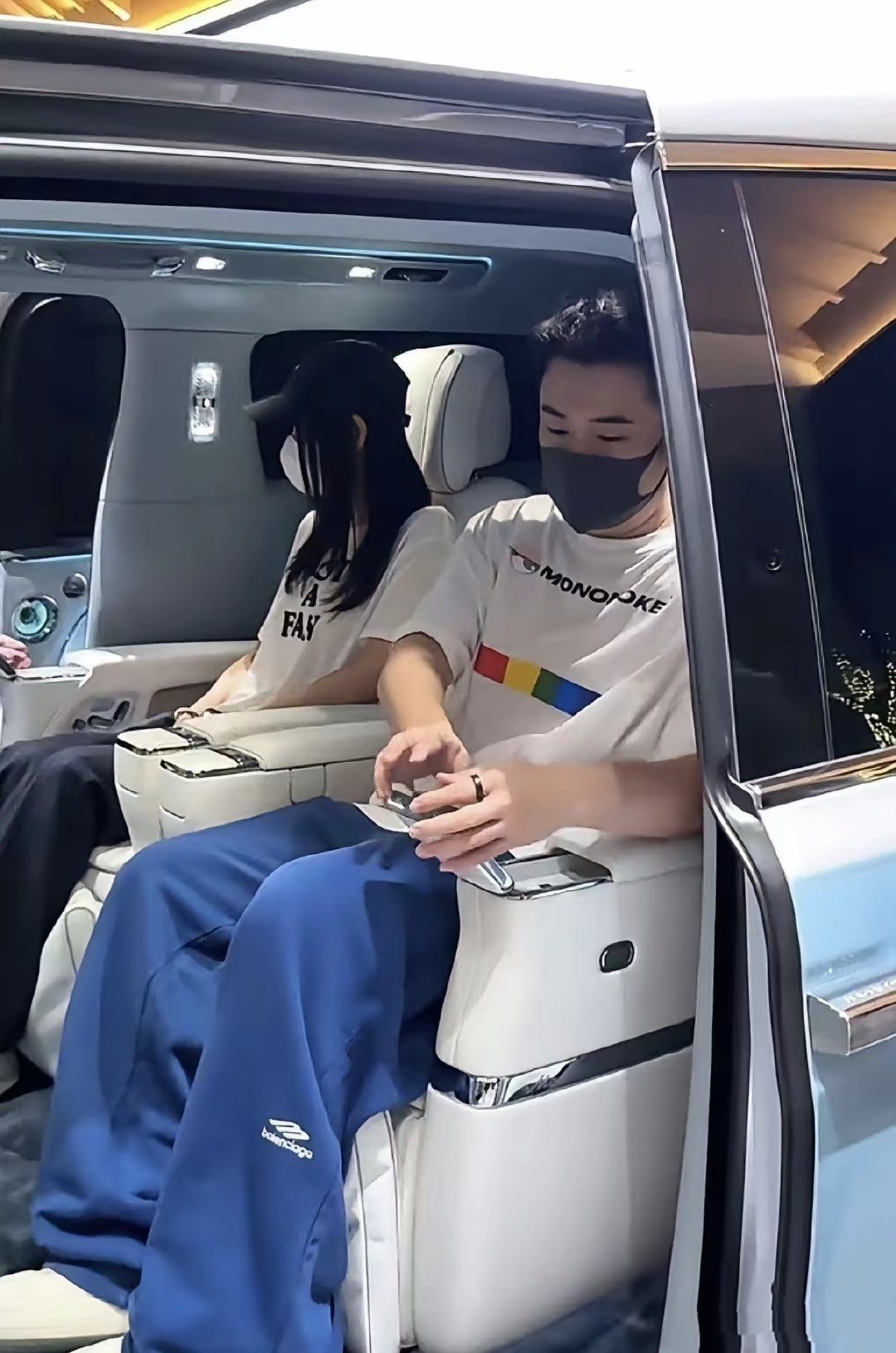 陈赫要给老婆买车了？带老婆看尊界S800，这可是百万级别的电车！​