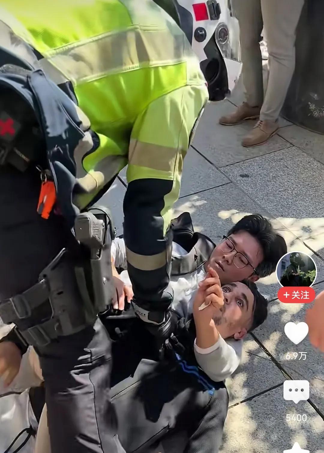 太争气了！中国小伙单挑西班牙小偷为自己出了一口恶气。这个死死锁住洋人的小伙来自山