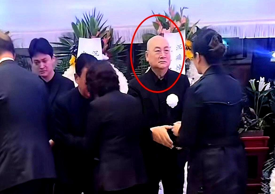 看到迟重瑞站出来那一刻，我心里咯噔一下，什么话都说不出来了。他瘦得脱了相，脸颊