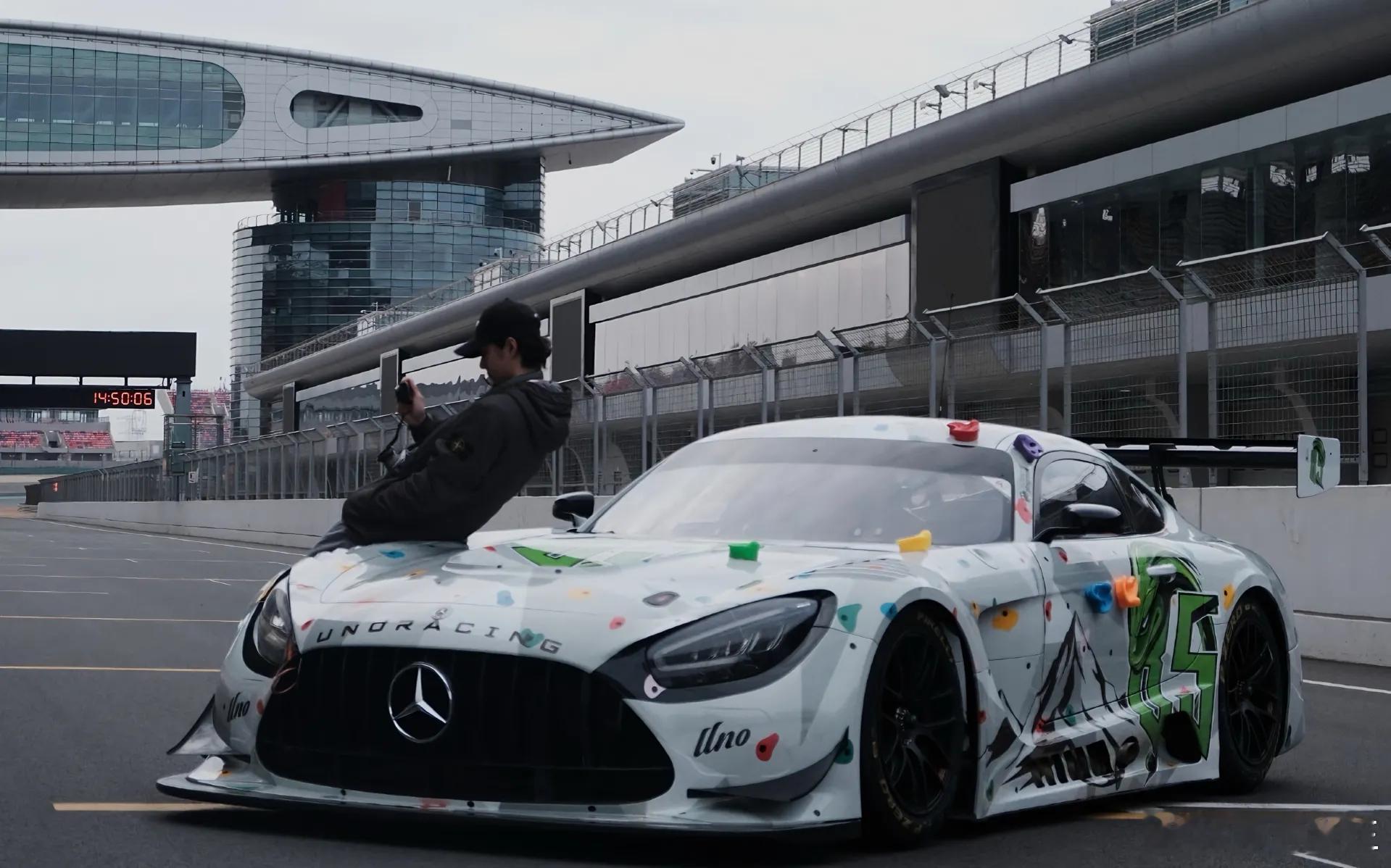 王一博上赛试车从舞台到赛道，油门踩得比舞步还稳，内娱跨界车手天花板！