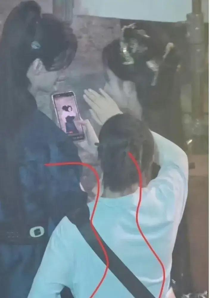 哈哈，真是太好笑了！你瞧瞧，原来明星们也会刷自己的路透啊！这不，孟子义在拍摄现场