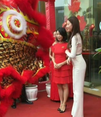 刘亦菲出现在小县城商场这应该是前几年的照片吧！本人腰臀比真的绝了，太顶了，身