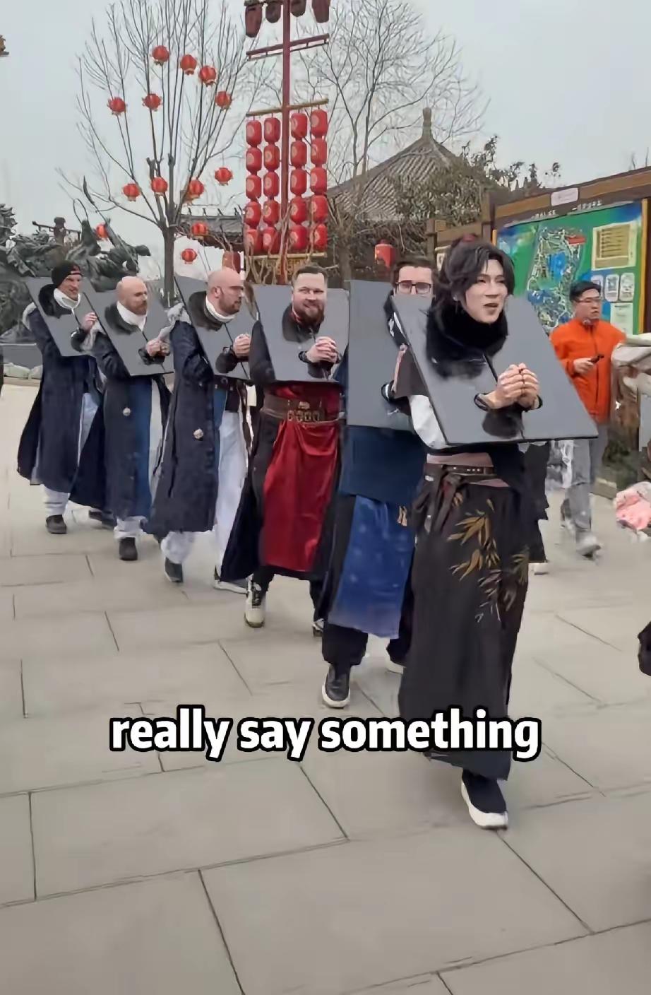 老外来东大“出洋相”。据说这是在我们开封的旅游项目，看起来很受老外欢迎呢。只是不