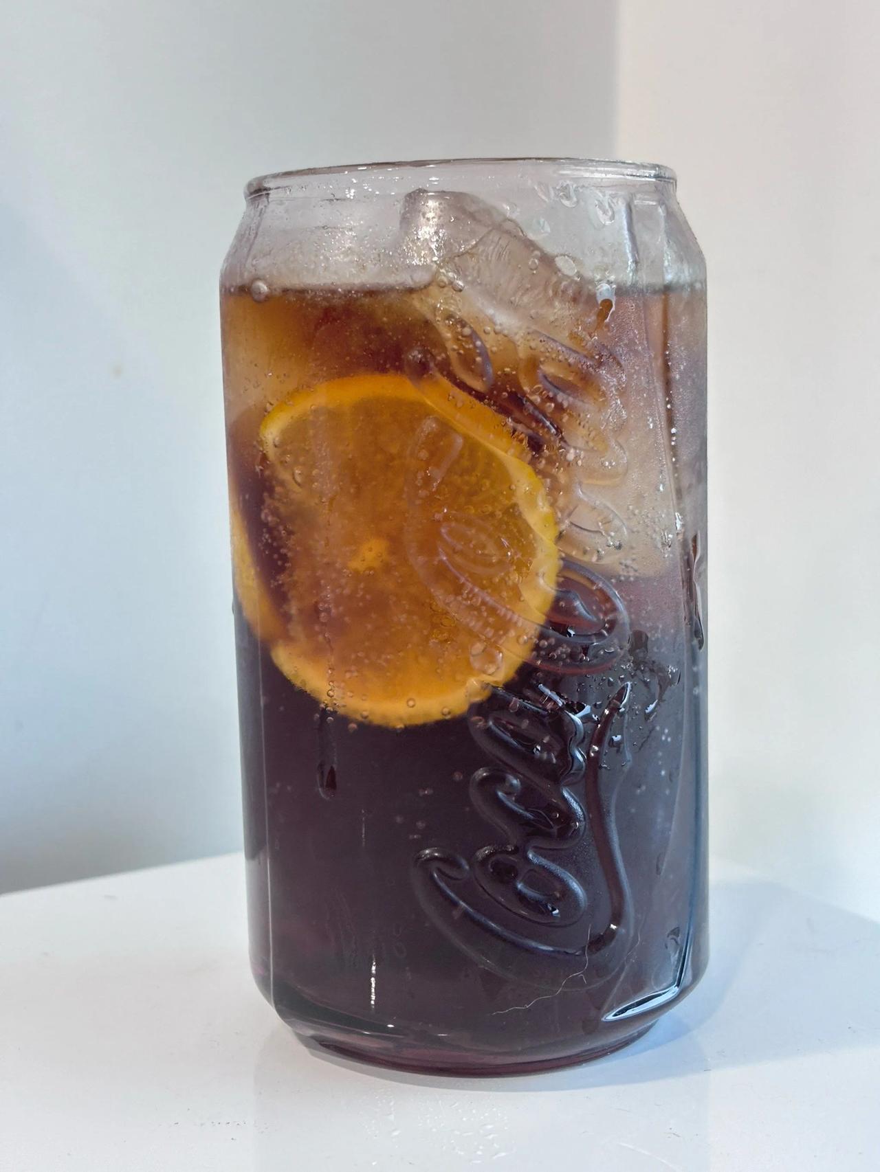 每天全球消耗45亿罐可乐，你发现没？矿泉水涨到3块，果汁动辄6-7块，唯独可乐十