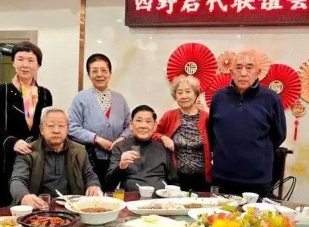 四野后代联谊会有一个不成文的规矩，那就是在每次聚会时，嘉宾们都会默契地按照父辈级