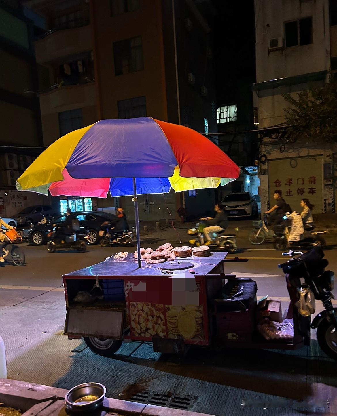 我也有点想不明白，像这种在主干道路边摆摊卖吃的东西，平时这条路都没有什么