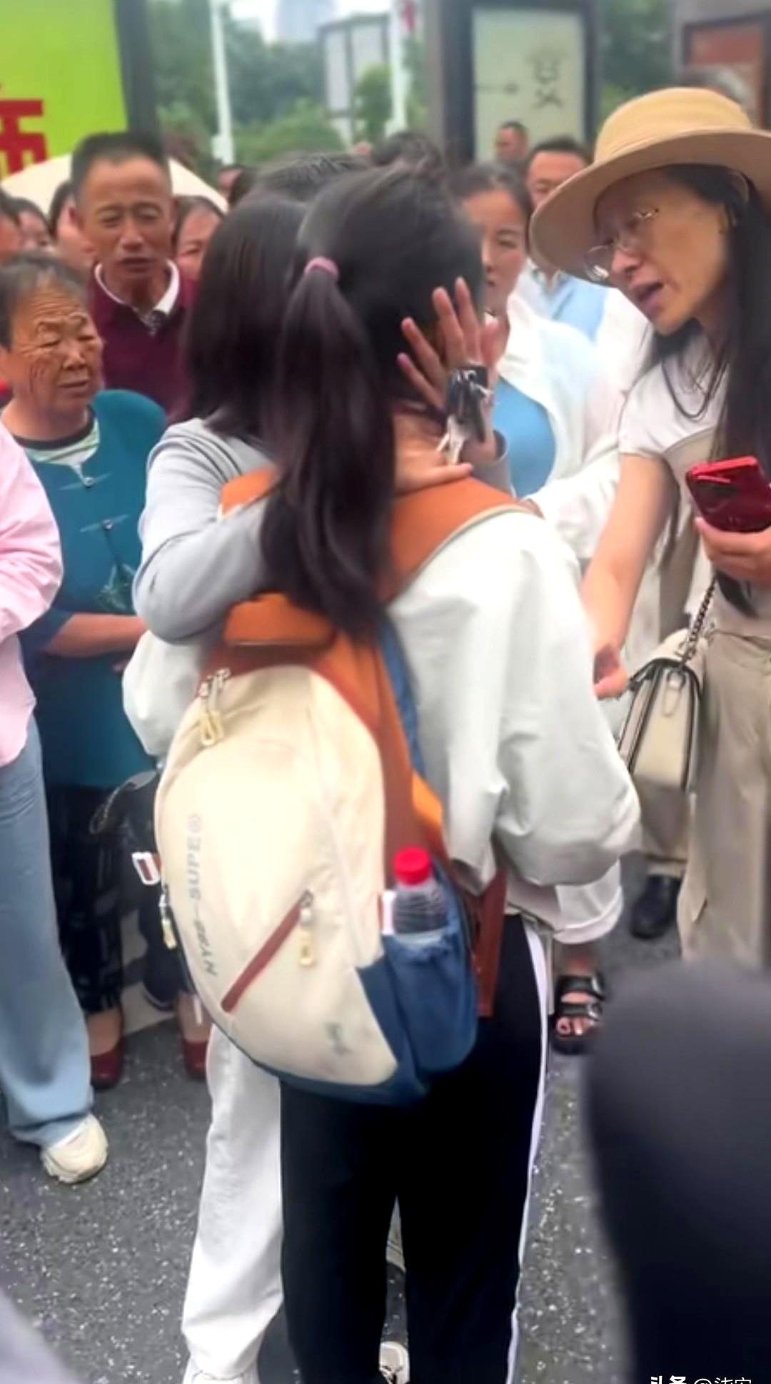高考考场都到门口了，结果被拦下，这种崩溃你能想象吗？更扎心的是，母女俩第一时间